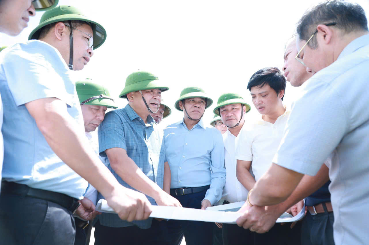 Đoàn công tác Bộ Nông nghiệp và Môi trường kiểm tra thực địa tại Dự án Đập sông Lam